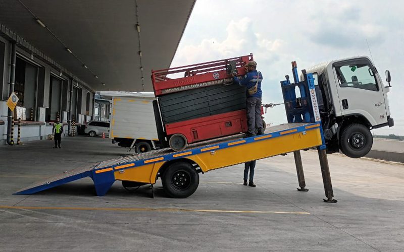 Sewa Mantall Scissor Lift 14 Meter di gudang PT. DHL Indonesia